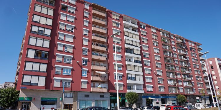 Un conductor ebrio choca contra la policía y se da a la fuga