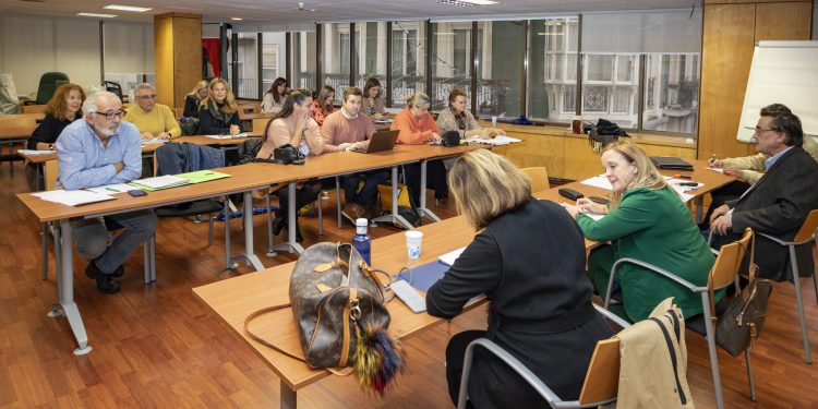 Los planes de formación del Gobierno cántabro crecen en número de cursos y llegarán a 12.000 empleados públicos autonómicos y locales