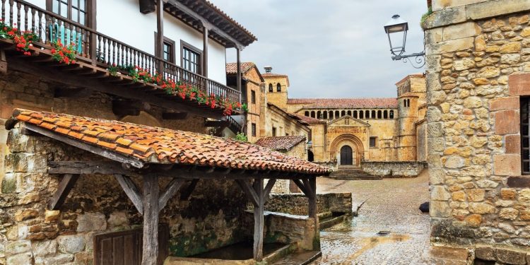 Gobierno de Cantabria rechaza Plan Turístico de Santillana del Mar por ‘incidencias técnicas’ y ‘discrepancias’, desencadenando críticas del PSOE