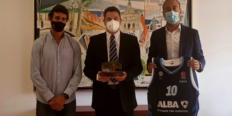 Israel González, entrenador de baloncesto del Alba Berlín, pregonero de las Fiestas de la Virgen Grande 2024