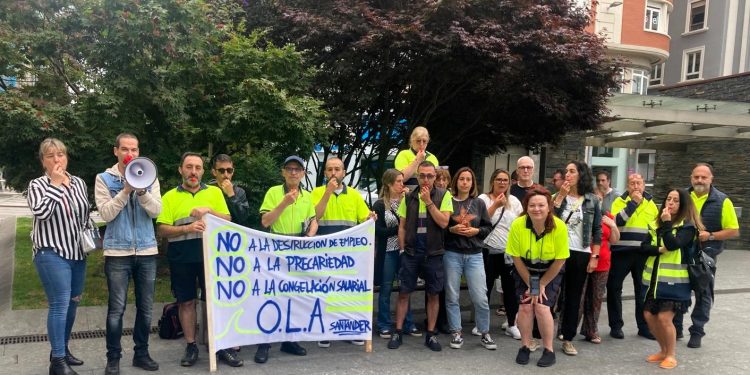 La plantilla de la OLA de Santander se concentra para exigir una revisión salarial y protestar por la amortización de puestos de trabajo 