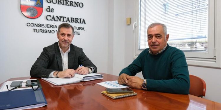 El Gobierno de Cantabria analizará la ampliación y mejora del campo de fútbol de Arenas de Iguña