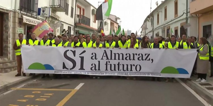 Miles de personas marchan en Almaraz para exigir la continuidad de su central nuclear