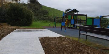 Piélagos mejora la accesibilidad y el alumbrado del parque infantil del Cierro de la Sara en Boo