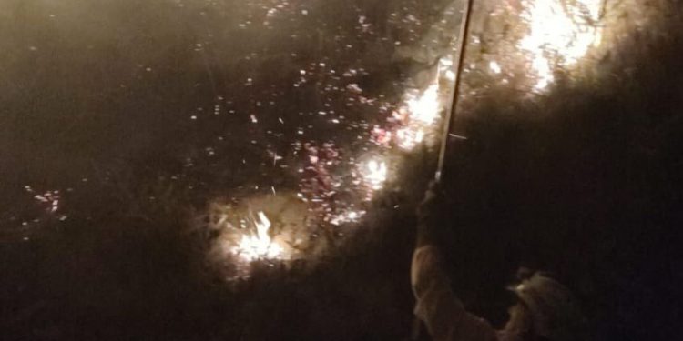 El viento intensifica los incendios forestales en Cantabria, con 8 fuegos activos