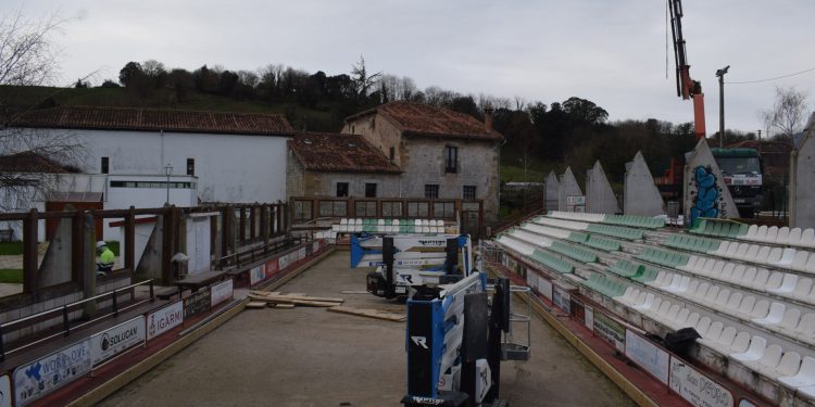 Piélagos reinaugura la bolera cubierta de Arce tras una reforma integral