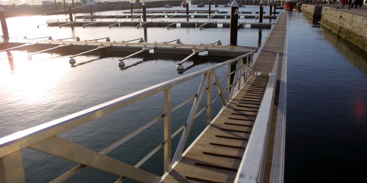 La Consejería de Fomento adjudica la restauración de los pantalanes del puerto de Laredo por casi 487.000 euros