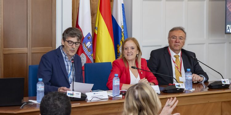 Urrutia defiende en la UIMP que la simplificación administrativa es clave para responder a las necesidades reales de Cantabria