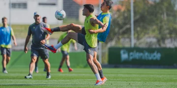 El Racing encara el debut liguero con deberes por hacer y la plantilla bajo mínimos