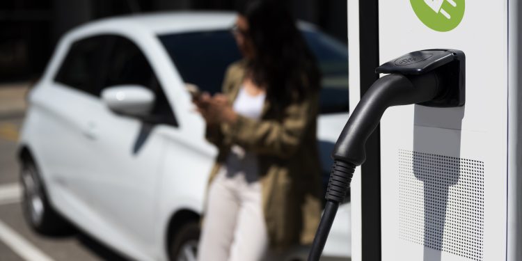 El Gobierno de Cantabria alerta de una estafa con códigos QR en puntos de recarga de coches eléctricos