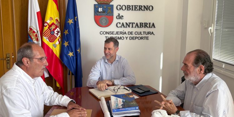 Luis Martínez Abad felicita al Bathco BM Torrelavega por su histórica temporada