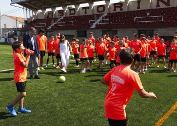 Buruaga inaugura el nuevo césped artificial del campo de Bárcena de Pie de Concha y anuncia mejoras en la iluminación