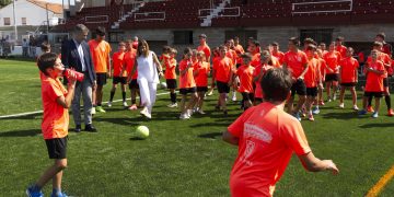 Buruaga inaugura el nuevo césped artificial del campo de Bárcena de Pie de Concha y anuncia mejoras en la iluminación