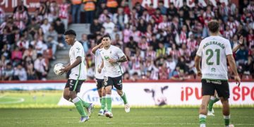 Dos errores defensivos condenan al Racing en El Molinón