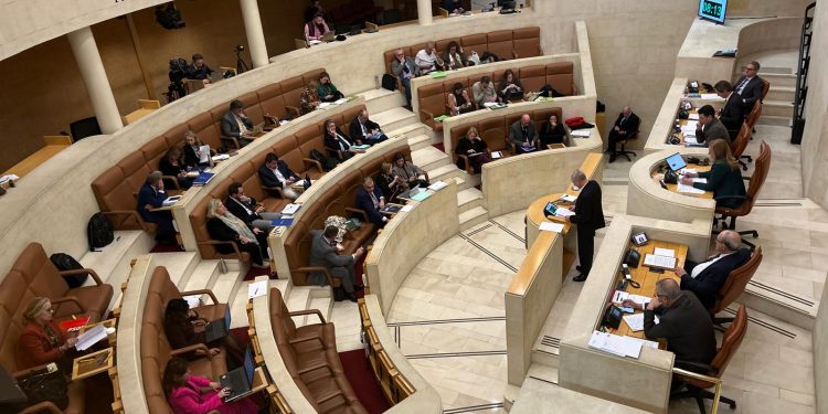 El Parlamento pide al Gobierno cántabro implicarse activamente en la mejora laboral del sector de la dependencia