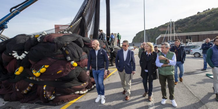 Cantabria lamenta el “duro golpe” al sector pesquero tras el recorte del 70% en las cuotas de verdel para 2026