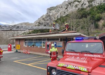 La borrasca Ingrid azota la costa cántabra con vientos de hasta 117 km/h, oleaje de 10 metros y cortes de luz generalizados