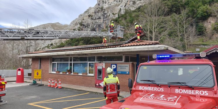 La borrasca Ingrid azota la costa cántabra con vientos de hasta 117 km/h, oleaje de 10 metros y cortes de luz generalizados