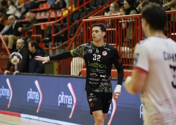 El Bathco BM Torrelavega se impone al Pau Billère en el estreno del IV Torneo Invernal (26-23)