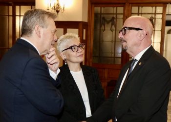 César Pascual defiende que el convenio con Santa Clotilde “refuerza el control público” y “no privatiza la sanidad”