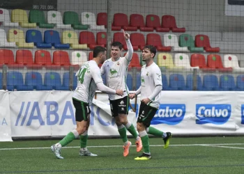 Rayo Cantabria remonta en Carballo y asalta el playout; el UD Samano cede en casa ante el Lealtad