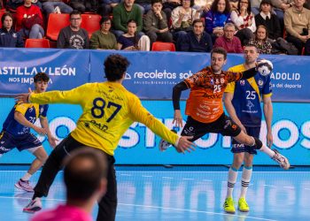 Bathco BM Torrelavega remonta en Valladolid y gana 27-29 en un final épico