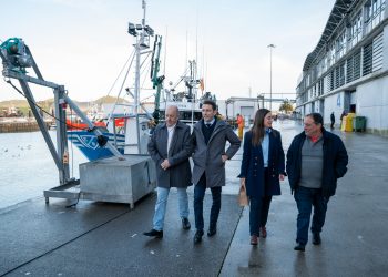 Pedro Casares reafirma el apoyo socialista al sector pesquero cántabro en visita a Santoña