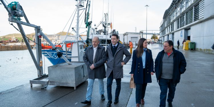 Pedro Casares reafirma el apoyo socialista al sector pesquero cántabro en visita a Santoña