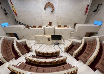 El Parlamento de Cantabria abre el debate sobre sanidad con foco en urgencias, pediatría en Liébana y cardiología en Sierrallana