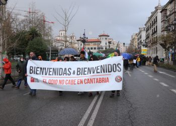 Más de un centenar de personas se manifiestan en Santander en apoyo a los menores migrantes acogidos en Cantabria