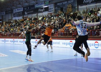 Bathco BM Torrelavega sufre pero acaba llevándose los dos puntos ante un combativo Rebi BM Cuenca