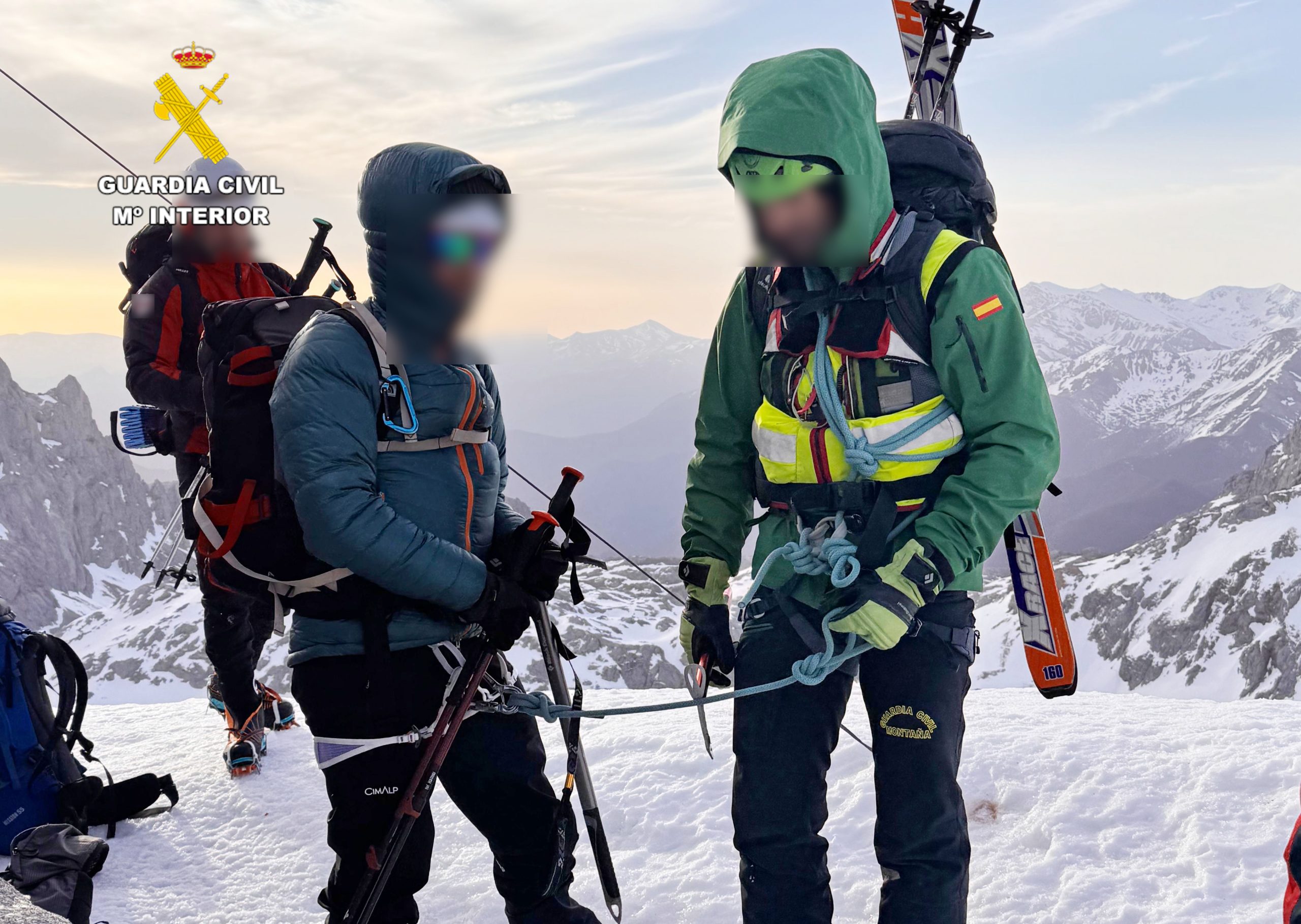 El GREIM de la Guardia Civil rescata a un esquiador herido en Picos de ...
