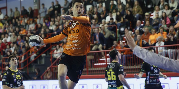 Bathco BM Torrelavega suma tercera victoria consecutiva ante Tubos Aranda (28-25)