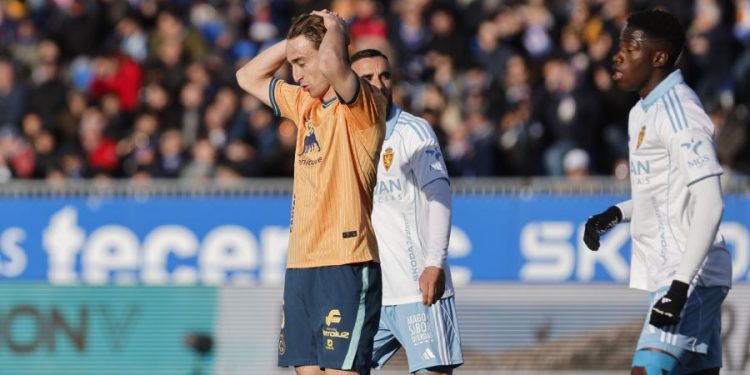Racing sufre nueva derrota en Zaragoza (2-0) y agrava crisis ante rivales menores