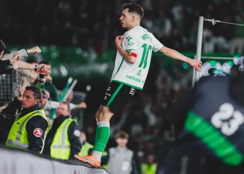 Racing remonta en El Sardinero y encadena su cuarta victoria