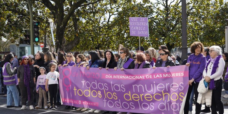 Más de 6.000 personas llenan las calles de Santander en la manifestación del 8M