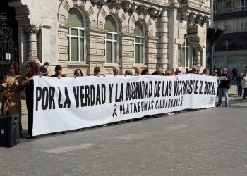 Medio millar de personas marcha en silencio en Santander para exigir responsabilidades por la tragedia de El Bocal