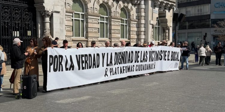 Medio millar de personas marcha en silencio en Santander para exigir responsabilidades por la tragedia de El Bocal