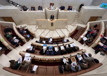 El Parlamento de Cantabria respalda prohibición del burka y niqab en espacios públicos y se enzarza por el protocolo de El Bocal