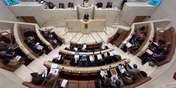 El Parlamento de Cantabria respalda prohibición del burka y niqab en espacios públicos y se enzarza por el protocolo de El Bocal