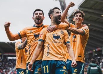 Racing suma en León su cuarto triunfo seguido y lidera con 59 puntos (1-2)