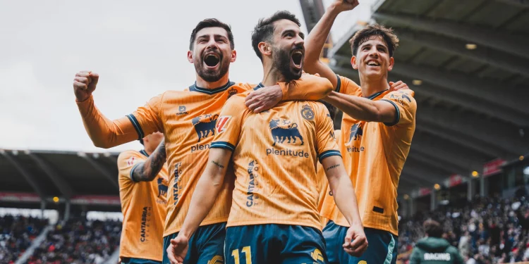 Racing suma en León su cuarto triunfo seguido y lidera con 59 puntos (1-2)