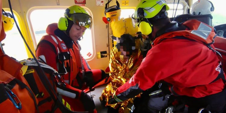 Rescatada una remera de 26 años tras volcar la trainera en la que entrenaba frente a Somo