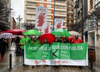 Alrededor de mil profesores cántabros protestan bajo la lluvia en Santander por la educación pública