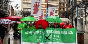 Alrededor de mil profesores cántabros protestan bajo la lluvia en Santander por la educación pública