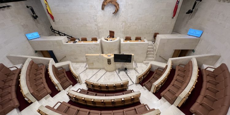 Sanidad, economía y turismo, ejes del Pleno del Parlamento