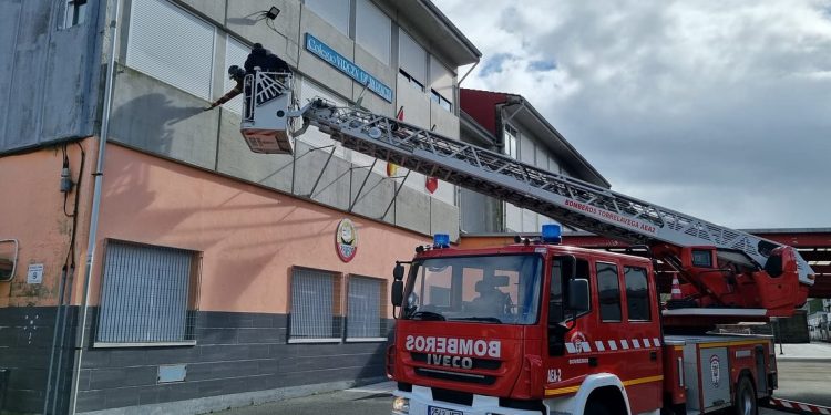 La Consejería de Educación y el Ayuntamiento de Piélagos intervendrán de urgencia en el CEIP Virgen de Valencia tras el desprendimiento de parte de su fachada