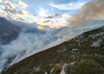 Cantabria registra 20 incendios forestales en una jornada negra por vientos del sur y piromanía