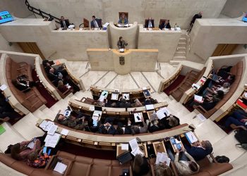El Parlamento de Cantabria aprueba medidas contra redes sociales en menores y pide informe urgente sobre el puerto de Castro Urdiales