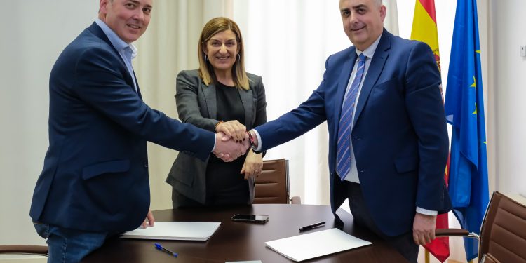 El Gobierno de Cantabria y el Ayuntamiento de Valdeolea firman un convenio para construir 13 viviendas públicas en el municipio